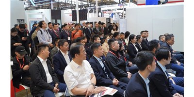 创世纪集团CCMT2024新品颁布会盛大开幕，高端五轴机床引领行业创新潮水